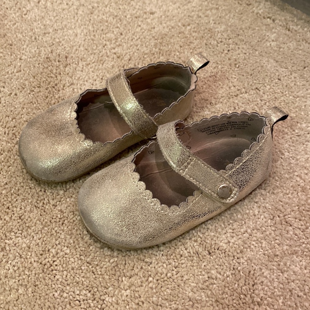 H&M gold metallic girls ballet flats with Velcro strap. Size 4-5